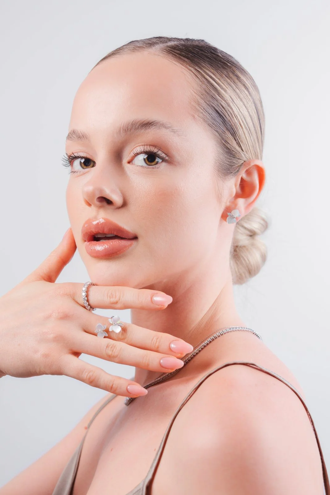 Capsule Soft Round Diamond 18K Gold Ring - Image 3