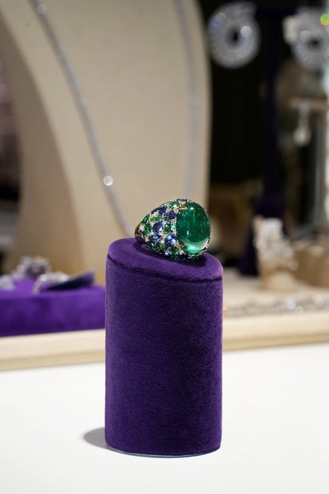 Remarkable Emerald Sapphire Diamond 18K Yellow Gold Ring For Her - Image 4
