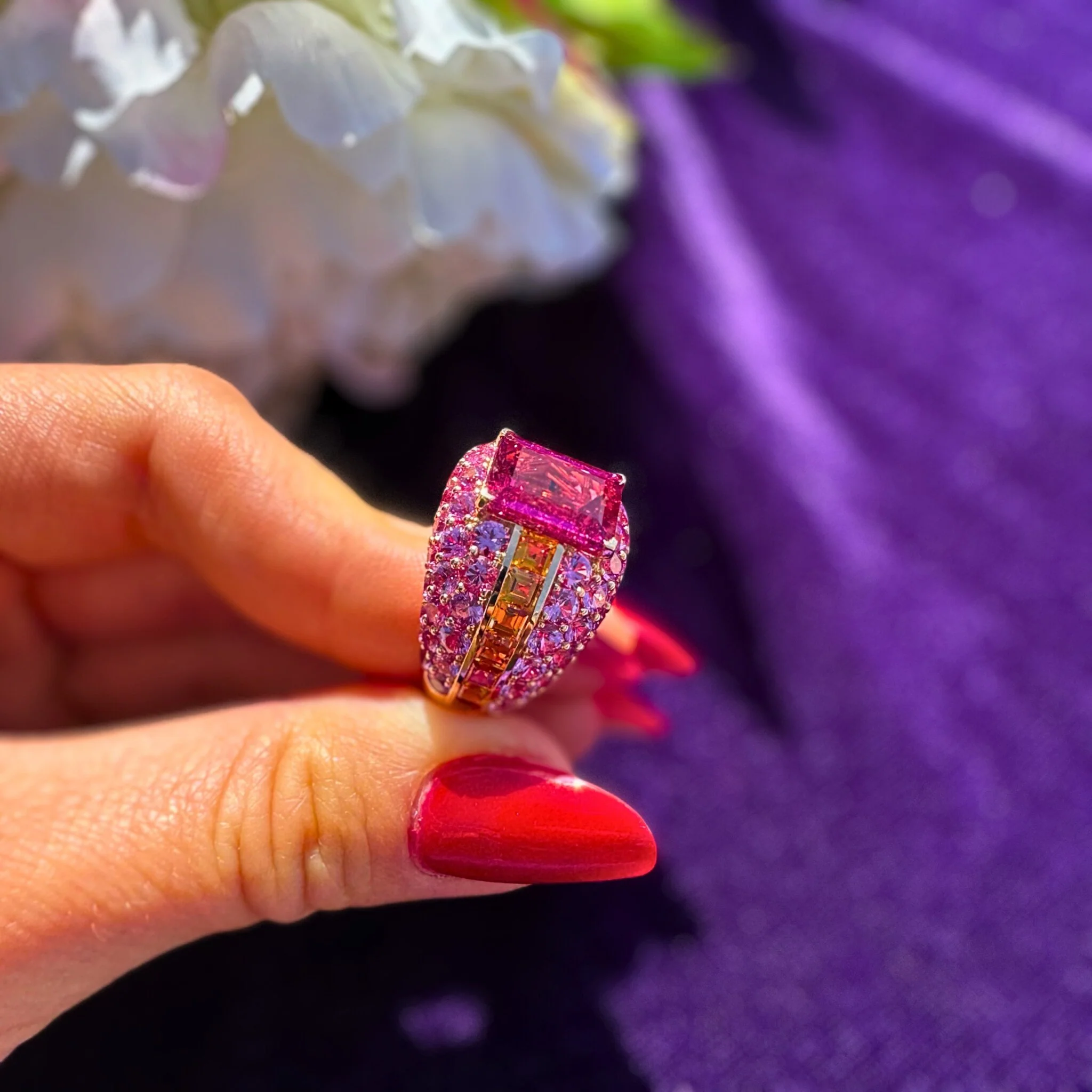Breathtaking Ruby Orange Pink Sapphire 18K Yellow Gold Exclusive Ring - Image 3
